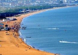 What seaside towns in China are worth recommending for tourism?
