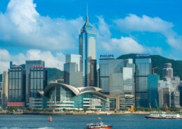 When traveling to Hong Kong for the first time, how should one arrange the itinerary most appropriately?